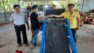 Trường Đại học Trà Vinh thương mại hóa máy tách vỏ dừa tự động và chuyển giao công nghệ sản xuất tại tỉnh Bến Tre