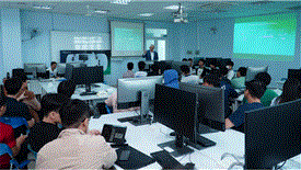 Sinh viên trường ĐH CNTT học tập trải nghiệp công nghệ mới qua Digital.auto Bootcamp 2024