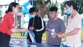 Học đại học lo thất nghiệp, đi xuất khẩu lao động kiếm tiền sớm khỏe hơn?