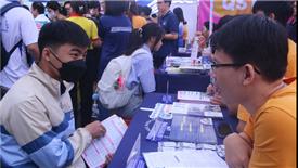 Hàng trăm ngành nghề phù hợp với xu thế được giới thiệu đến HS trong Ngày hội “Cùng bạn quyết định tương lai” 2025