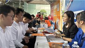 Hàng nghìn sinh viên mang hồ sơ tới trường xin việc làm