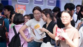 Nỗi lo kép của sinh viên ngành y