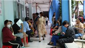 Tuyển bổ sung vào lớp 10: Chỗ vắng vẻ, nơi xếp hàng chờ 