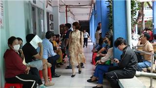 Tuyển bổ sung vào lớp 10: Chỗ vắng vẻ, nơi xếp hàng chờ 