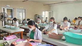 Nhiều ngành đào tạo ngắn hạn đang “sốt”, học viên đổ xô đi học để chuyển nghề