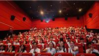 Một trường mua vé cho tất cả học sinh đi xem miễn phí phim Mưa đỏ