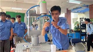 Doanh nghiệp ‘đặt hàng’ đào tạo: Sinh viên CĐ ra trường có việc ngay