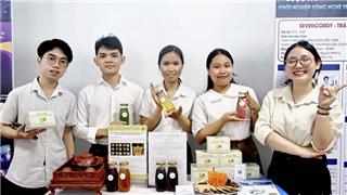 Sinh viên khởi nghiệp dùng AI để… bán trà, dạy lịch sử, ngăn lừa đảo online