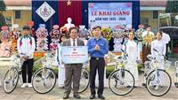 Trung ương Đoàn trao học bổng, xe đạp cho học sinh biên giới nhân khai giảng