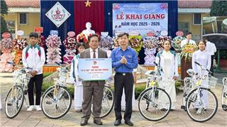 Trung ương Đoàn trao học bổng, xe đạp cho học sinh biên giới nhân khai giảng