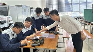 Trường đại học có nên quay lại đào tạo cao đẳng?