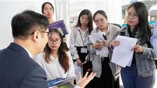 Cầm hồ sơ dày đặc chữ đi xin việc, sinh viên nhận bài học đắt giá