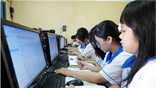 Học sinh TP.HCM làm quen với thi tốt nghiệp THPT trên máy tính