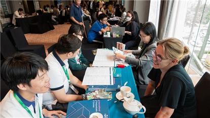 Nhiều học bổng chính phủ ở các nước nói tiếng Anh đang mở đơn