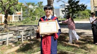 10 năm tự học để cố thoát nghèo của chàng thủ khoa có 2 điểm 10