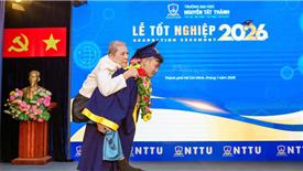 Nam sinh cõng mẹ lên sân khấu nhận bằng tốt nghiệp