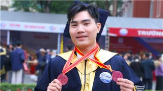 Nam sinh thủ khoa mang bộ sưu tập 22 giấy khen lên nhận bằng tốt nghiệp