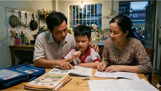 Cấm dạy thêm tiểu học: Con học yếu, phụ huynh phải làm sao?