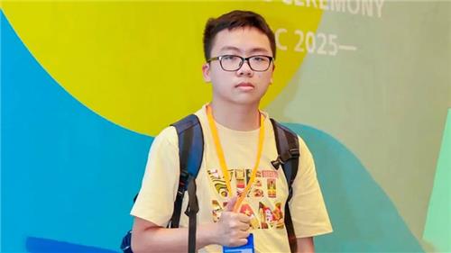 Nam sinh điểm cao nhất Olympic Toán châu Á - Thái Bình Dương tại Việt Nam