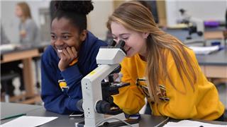 Xin visa du học lưu ý gì khi Mỹ rà soát hồ sơ mạng xã hội?