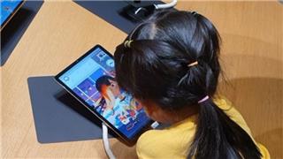 Người lớn còn khó cưỡng nổi sức hút của mạng xã hội, cấm trẻ em là thiếu thực tế