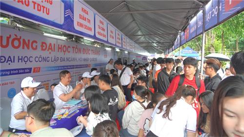 Điểm sàn xét tuyển năm 2026 Trường ĐH Tôn Đức Thắng: ngành Dược học cao nhất với 75 điểm