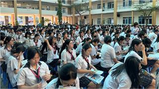 Chương trình “Cùng bạn định hướng tương lai” tại trường THPT Nguyễn Tất Thành và những câu hỏi “xoáy” về bản chất ngành học, nội dung đào tạo, cơ hội phát triển