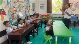 Thầy giáo 55 tuổi ra Trường Sa dạy học, con gái nhắn nhủ ‘bố là niềm tự hào’