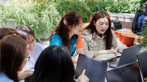 Đại học Kinh tế TPHCM công bố điểm chuẩn năm 2026, dao động từ 70 đến 97 điểm