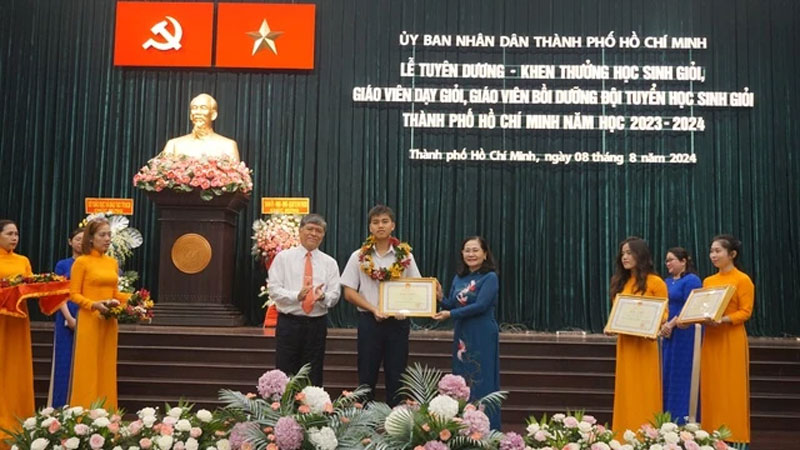 TP.HCM vinh danh, khen thưởng học sinh giỏi, giáo viên đạt thành tích cao