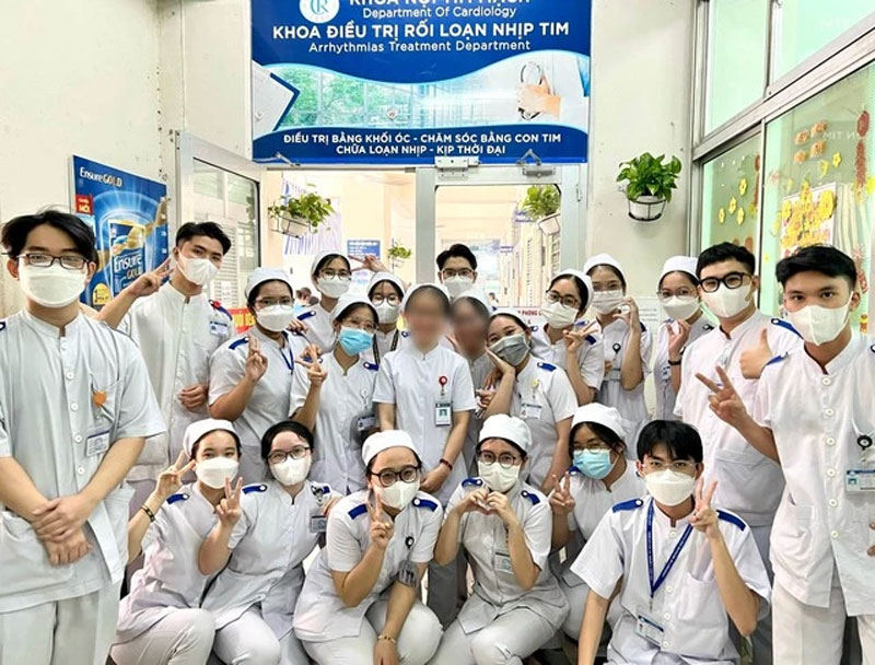 Áp lực làm cực, lương ít khi học điều dưỡng: Làm sao để vượt qua?