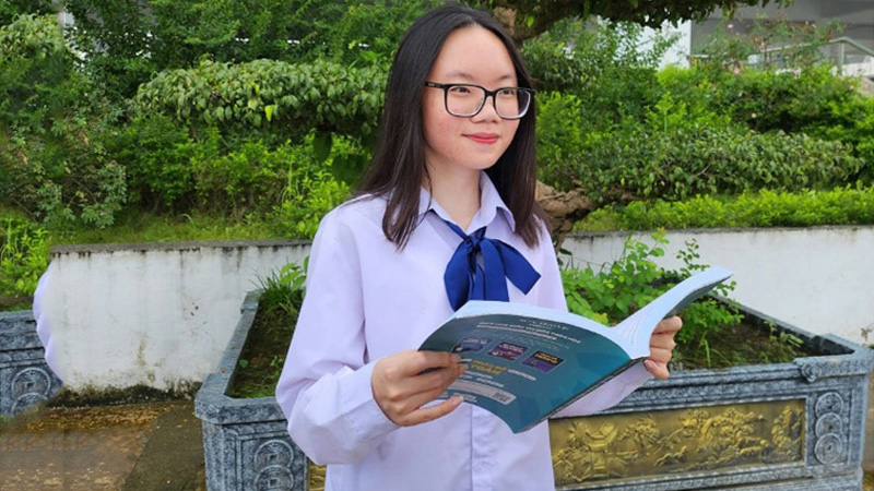 Thủ khoa kép toàn quốc đạt 8.5 IELTS và bảng thành tích đáng nể