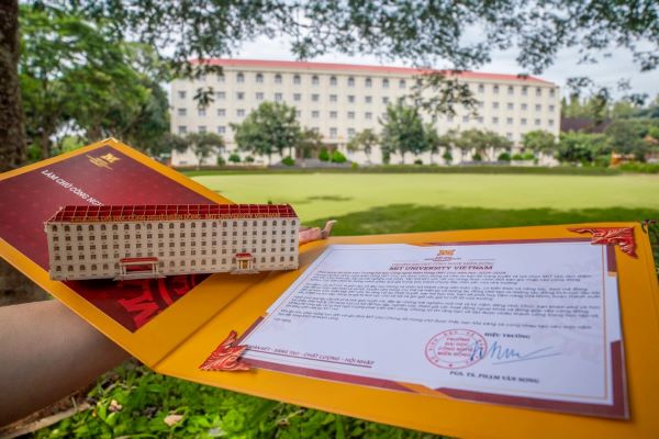 Bất ngờ loạt giấy báo trúng tuyển đại học độc lạ năm 2024