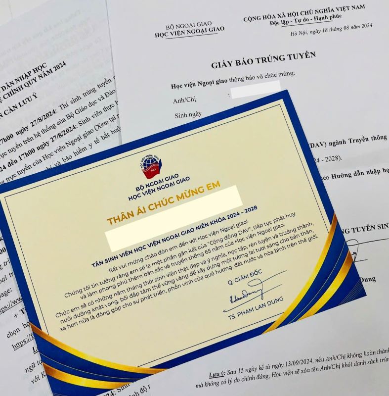 Bất ngờ loạt giấy báo trúng tuyển đại học độc lạ năm 2024