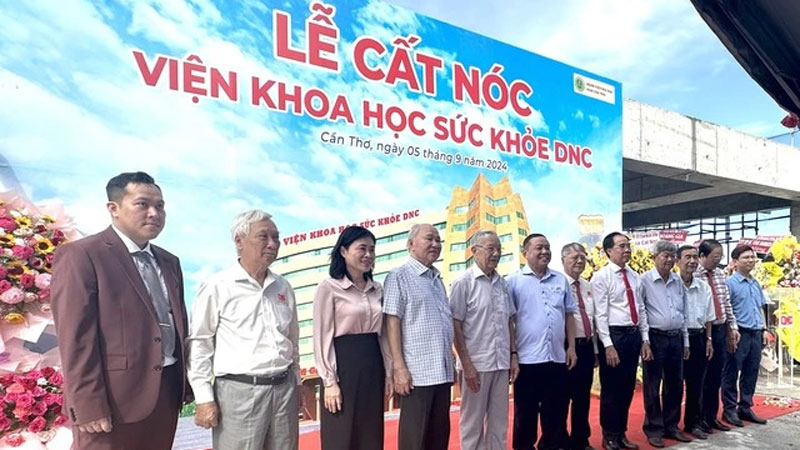 Trường ĐH Nam Cần Thơ cất nóc công trình Viện Khoa học sức khỏe 600 tỉ