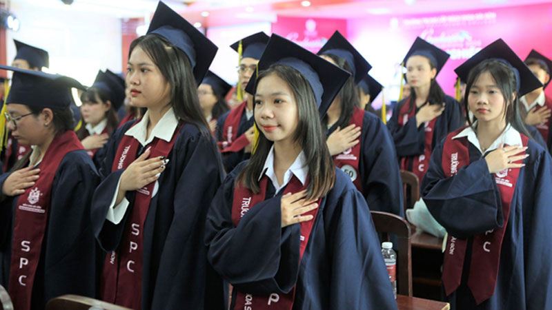 Trung cấp Bách khoa Sài Gòn vinh danh hơn 500 tân khoa tại lễ tốt nghiệp 2024