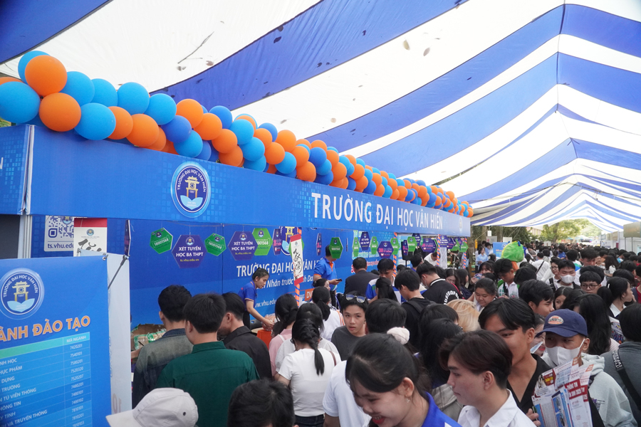 Tưng bừng Ngày hội tư vấn hướng nghiệp, xét tuyển ĐH-CĐ năm 2025