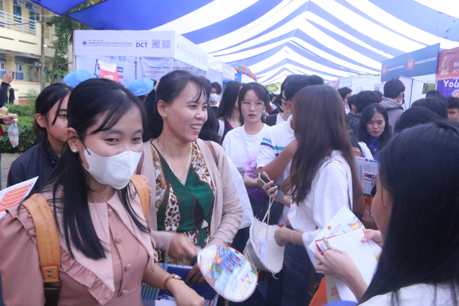 Tưng bừng Ngày hội tư vấn hướng nghiệp, xét tuyển ĐH-CĐ năm 2025