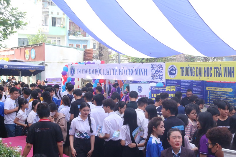 Tưng bừng Ngày hội tư vấn hướng nghiệp, xét tuyển ĐH-CĐ năm 2025