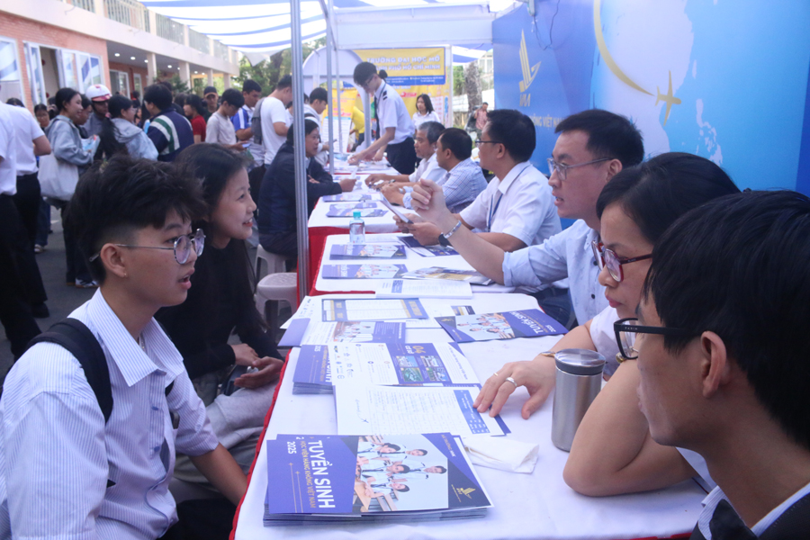 Tưng bừng Ngày hội tư vấn hướng nghiệp, xét tuyển ĐH-CĐ năm 2025