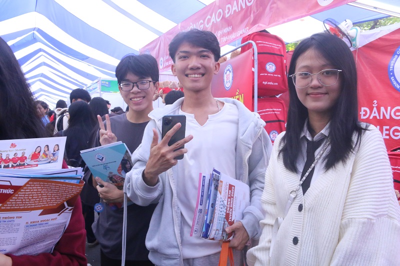 Tưng bừng Ngày hội tư vấn hướng nghiệp, xét tuyển ĐH-CĐ năm 2025