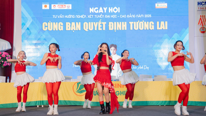 Hàng trăm ngành nghề phù hợp với xu thế được giới thiệu đến HS trong Ngày hội Cùng bạn quyết định tương lai 2025