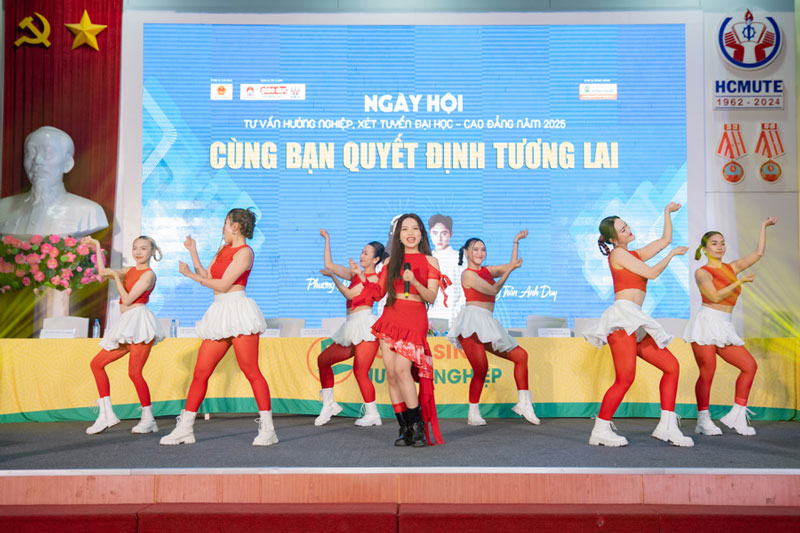 Tưng bừng Ngày hội tư vấn hướng nghiệp, xét tuyển ĐH-CĐ năm 2025
