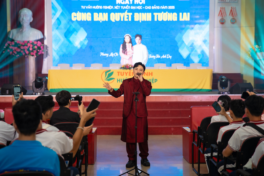 Tưng bừng Ngày hội tư vấn hướng nghiệp, xét tuyển ĐH-CĐ năm 2025