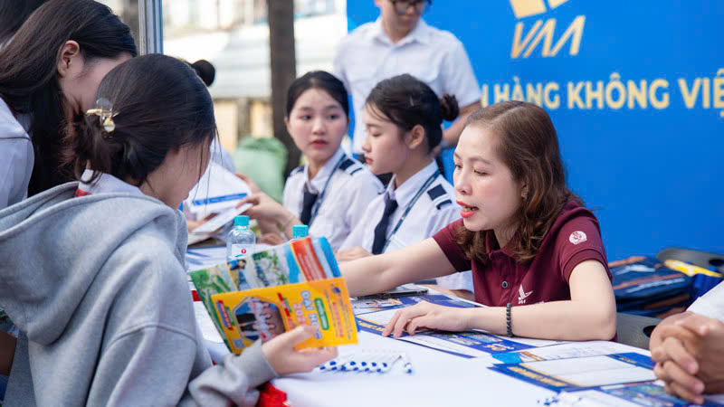 Hàng trăm ngành nghề phù hợp với xu thế được giới thiệu đến HS trong Ngày hội Cùng bạn quyết định tương lai 2025