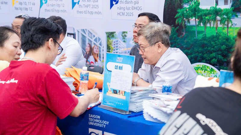 Hàng trăm ngành nghề phù hợp với xu thế được giới thiệu đến HS trong Ngày hội Cùng bạn quyết định tương lai 2025