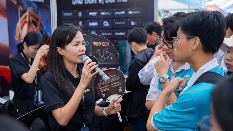 Hàng trăm ngành nghề phù hợp với xu thế được giới thiệu đến HS trong Ngày hội Cùng bạn quyết định tương lai 2025