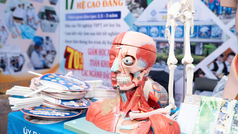 Hàng trăm ngành nghề phù hợp với xu thế được giới thiệu đến HS trong Ngày hội Cùng bạn quyết định tương lai 2025