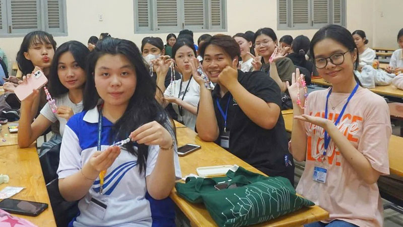 Cận Tết, sinh viên sư phạm ở TP.HCM ‘vỡ òa’ vì nhận tiền hỗ trợ cả trăm triệu đồng