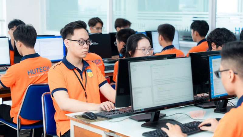 Năm 2025 Trường ĐH HUTECH xét tuyển 61 ngành với nhiều chính sách học bổng hấp dẫn